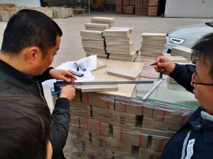 眾光耐酸磚廠家范總親臨耐酸磚檢測現場親自檢測剛生產出來的耐酸磚韓國客戶十分滿意